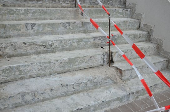 Sanierung einer alten kaputten bauf&auml;lligen marroden Treppe - Absperrband