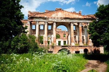 Fototapeta na wymiar destroyed, abandoned brick mansion Pushchino - na - Nare. main entrance with columns. Russia, Moscow. .