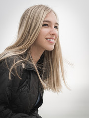 Naklejka premium Pretty young blonde women in a city