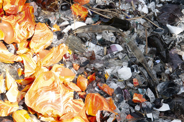 Pezzi di vetro e ceramica colorati