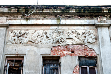 Fototapeta na wymiar fragment of the abandoned ruined Manor of Pushchino - on - Oka, Moscow region, Serpukhov district. fragment of an ancient stucco on the wall.