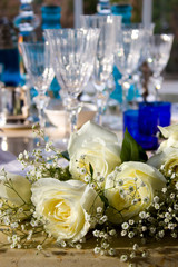 Mesa com taças e flores. Decoração casamento