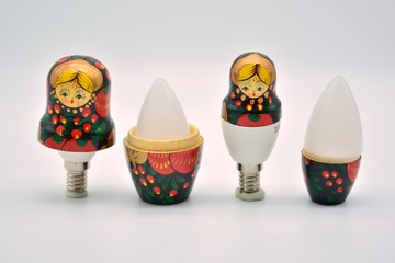 Muñecas matrioska y bombillas led entremezcladas
