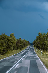 Asphaltstraße mit Gewitter 3