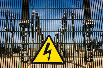 Sign of danger by electrocution in front of an installation of electrical transformers.