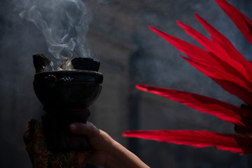 Copal, humo aromático de tradición durante rituales de danza azteca. Sahumerio, incienso.