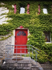 Rote Haustür in Landhaus