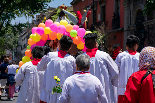Peregrinaci&oacute;n cat&oacute;lica con ac&oacute;litos o monaguillos en una calle de la Ciudad de M&eacute;xico