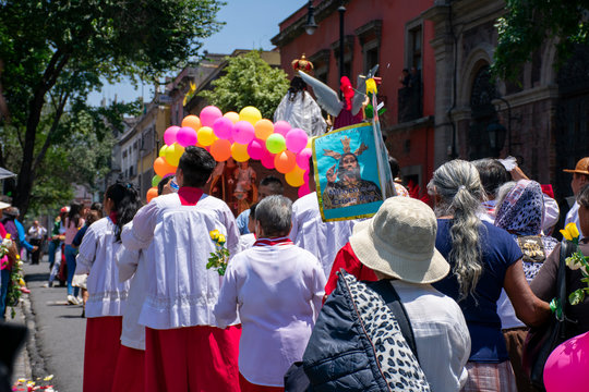 Peregrinaci&oacute;n cat&oacute;lica con ac&oacute;litos o monaguillos en una calle de la Ciudad de M&eacute;xico