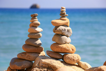 Fototapeta na wymiar tower of stones in the beach