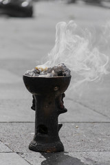 Brasero de barro negro para quemar incienso o copal, humo aromático de tradición durante rituales de danza azteca