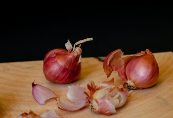 Shallot. It’s a type of onion. Just like onion nutrition and garlic. Some of the impressive health benefits of shallots include their ability to lower cholesterol levels and lower blood pressure.