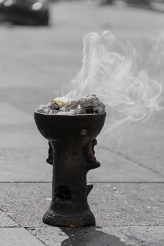 Brasero de barro negro para quemar incienso o copal, humo arom&aacute;tico de tradici&oacute;n durante rituales de danza azteca
