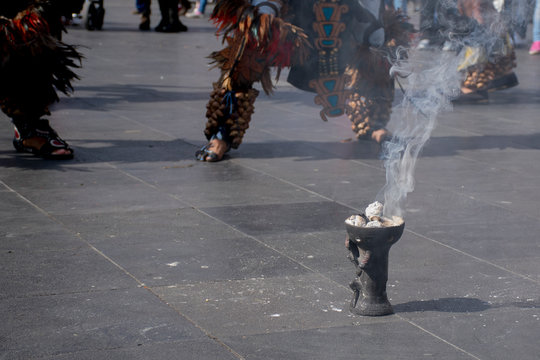 Pies de danzante mexicano con huaraches t&iacute;picos y ornamentos llamados huesos de fraile, acompa&ntilde;ados de copal