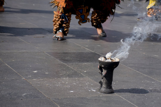 Copal y pies de danzante mexicano con huaraches t&iacute;picos y ornamentos llamados huesos de fraile