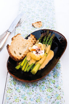 Ensalada de esp&aacute;rragos y huevos poch&eacute;