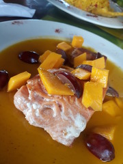 salmón con mango y uvas