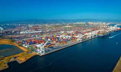 Obraz premium Oakland Harbor port terminal with shipping containers