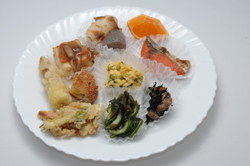 白色のお皿に盛りつけられた色々なお惣菜です