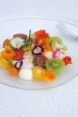 カラフルトマトのカプレーゼ～エディブルフラワー