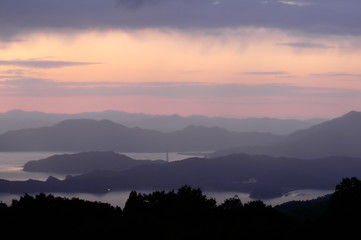 雨が上がってきた早朝の日本海です