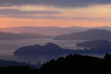 雨が上がってきた早朝の日本海です