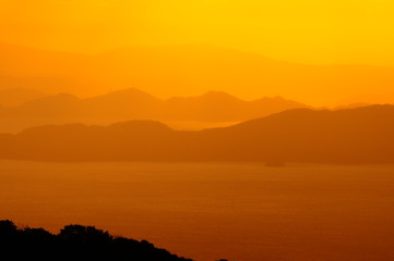 Fototapeta premium 朝陽でオレンジ色に染まる日本海です