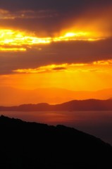 雨雲から朝陽が光る日本海です