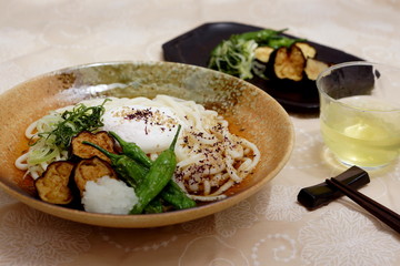 素揚げ夏野菜と半熟卵の冷たいうどん