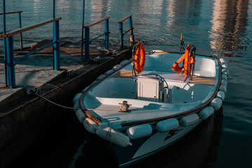 Barco anclado en el puerto