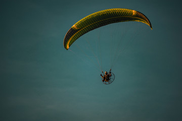 Hombre volando en Paramotor 