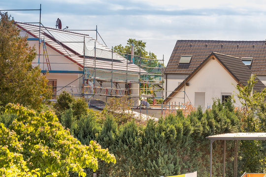 Gipser an einer Fassade