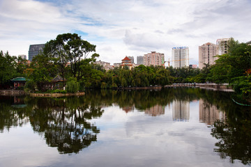 Fototapeta na wymiar Green lake in Kunming, capital of Yunnan province of China