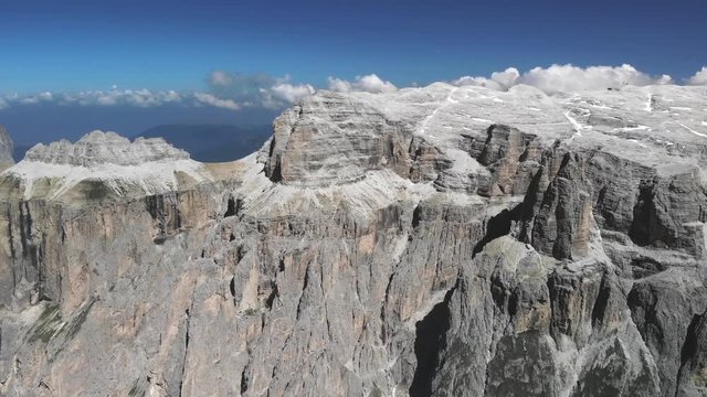 parois d'un massif montagneux en partie enneig&eacute;
