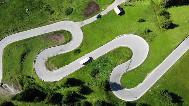 vue a&eacute;rienne sur un camion qui monte sur une route sinueuse de montagne