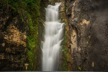 Fototapeta na wymiar Amazing waterfall in Hallstat 