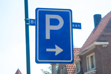 Dutch road sign park on right