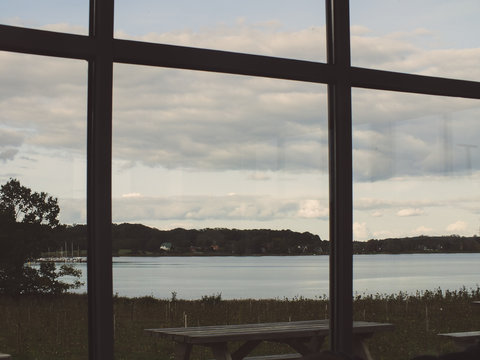 Fototapeta Blick auf See durch Fenster im Herbst
