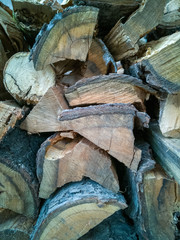 Stapel von Brennholzscheiten