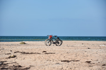 Fototapeta premium horizon, baltic, relaxation, germany, vehicle, tourism, bicycling, landscape, travel, beach, coast, outdoor, nature, sky, vacation, bike, summer, sea, holiday, bicycle, sport, leisure, vintage, backgr