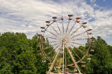 An old metal ferris wheel without people