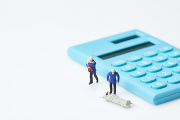 ミニチュア人形を使った病気とお金のイメージ