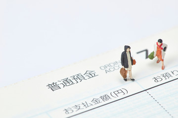 ミニチュア の人形とお金のイメージ