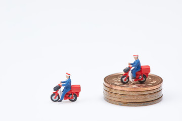 Fototapeta premium ミニチュア人形を使った郵便配達と料金のイメージ