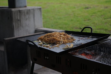 バーベキューで調理した焼きそば