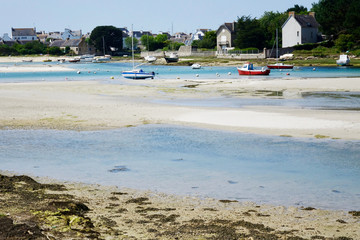 Fototapeta na wymiar France. Bretagne. The sandy coast of the village Lesconil