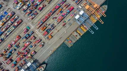 Fotobehang Luchtfoto vrachtschipterminal, loskraan van vrachtschipterminal, luchtfoto industriële haven met containers en containerschip. © Kalyakan
