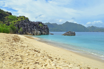 Obraz premium Nature landscape: Sandy tropical beach with crystal clear sea. Rocks and tropical beach.