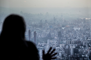 Taiwan vue du ciel avec femme regardant au loin