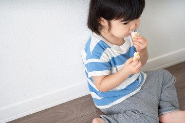 お菓子を食べる子供